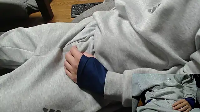 Snapshot of Yasu2000 chatting on 11.23.25 Yasu2000 online show from 11.23.25