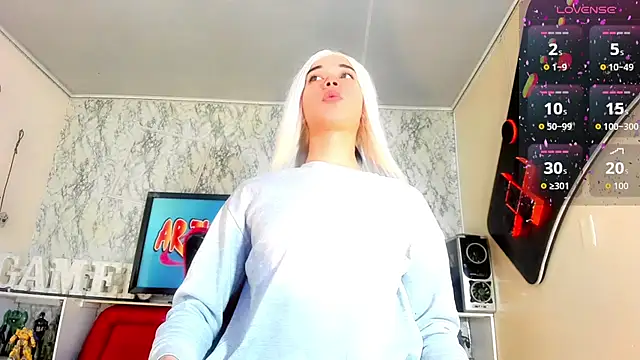 Snapshot of Madison_Mujica chatting on 10.24.25 Madison Mujica online show from 10.24.25