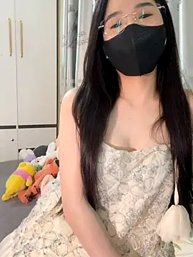 Snapshot of Dior_baby chatting on 10.30.25 Dior baby online show from 10.30.25