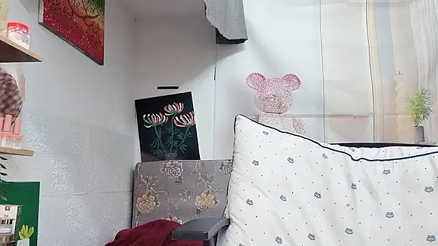 Snapshot of MichiLovely chatting on 12.05.25 MichiLovely online show from 12.05.25