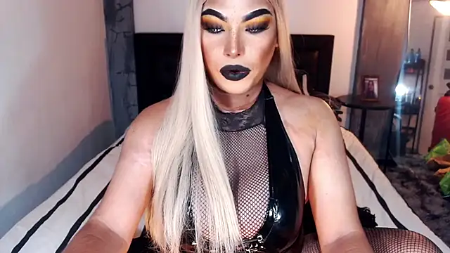 Snapshot of xTrixieMae chatting on 11.02.25 xTrixieMae online show from 11.02.25