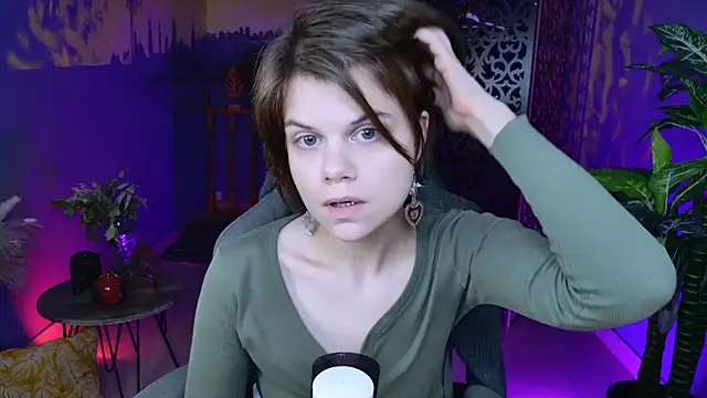 Snapshot of EllieMurler chatting on 11.12.25 EllieMurler online show from 11.12.25