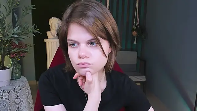 Snapshot of EllieMurler chatting on 11.24.25 EllieMurler online show from 11.24.25