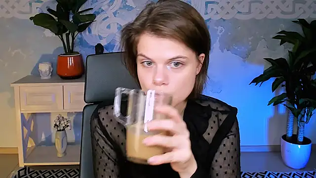 Snapshot of EllieMurler chatting on 11.28.25 EllieMurler online show from 11.28.25