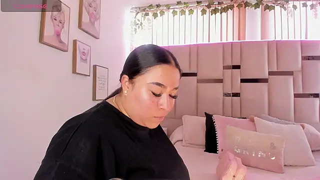 Snapshot of Zoey_thompson chatting on 11.30.25 Zoey thompson online show from 11.30.25