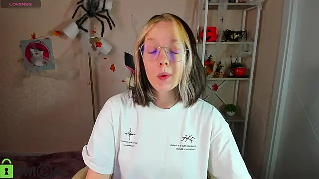 Snapshot of R0cket_bunny chatting on 11.06.25 R0cket bunny online show from 11.06.25