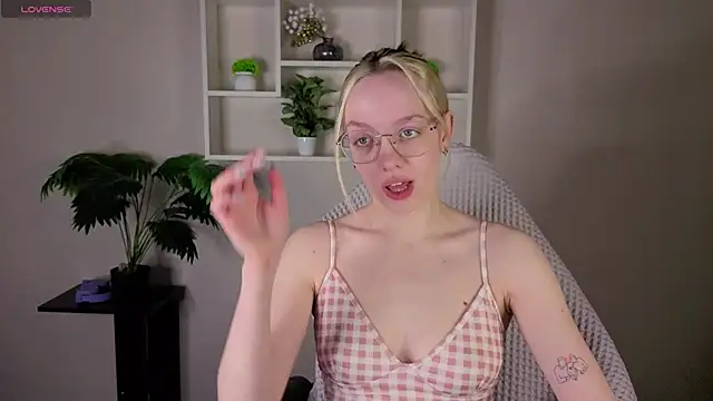 Snapshot of R0cket_bunny chatting on 05.01.26 R0cket bunny online show from 05.01.26