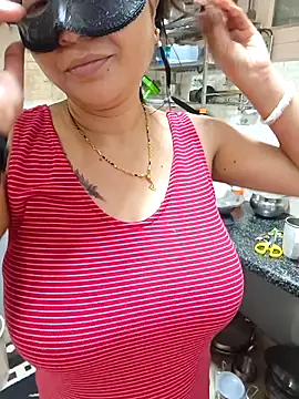 Snapshot of Queen_Nightt chatting on 11.28.25 Queen Nightt online show from 11.28.25