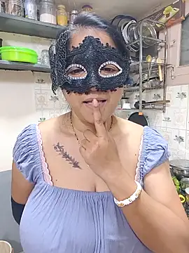 Snapshot of Queen_Nightt chatting on 12.19.25 Queen Nightt online show from 12.19.25