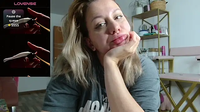 Snapshot of Avrora__Love chatting on 10.22.25 Avrora Love online show from 10.22.25