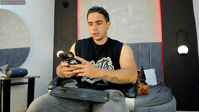 Snapshot of Liam_walk_ chatting on 10.07.25 Liam walk online show from 10.07.25