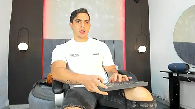 Snapshot of Liam_walk_ chatting on 10.15.25 Liam walk online show from 10.15.25