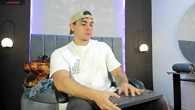 Snapshot of Liam_walk_ chatting on 10.28.25 Liam walk online show from 10.28.25