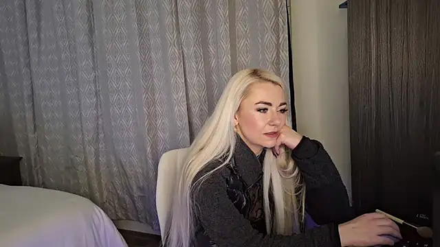 Snapshot of kinkylilsweetie chatting on 11.04.25 kinkylilsweetie online show from 11.04.25