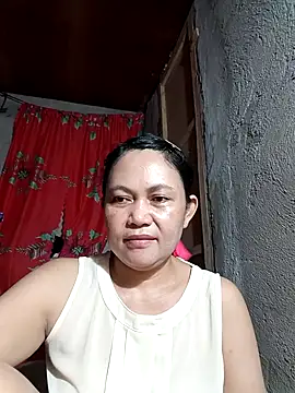 Snapshot of Everleigh_mom chatting on 10.11.25 Everleigh mom online show from 10.11.25