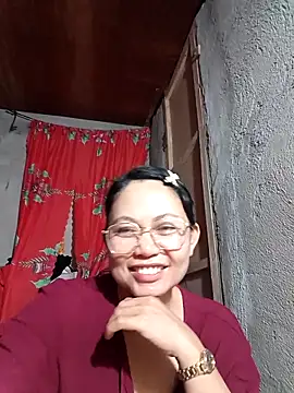 Snapshot of Everleigh_mom chatting on 10.14.25 Everleigh mom online show from 10.14.25