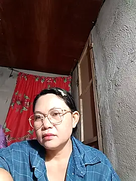 Snapshot of Everleigh_mom chatting on 10.15.25 Everleigh mom online show from 10.15.25