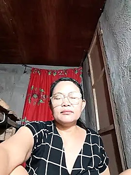 Snapshot of Everleigh_mom chatting on 10.18.25 Everleigh mom online show from 10.18.25