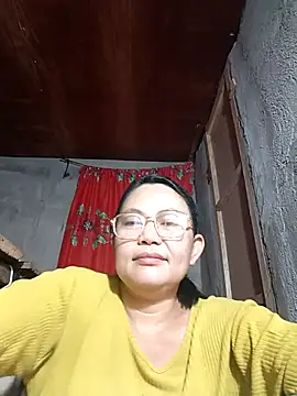 Snapshot of Everleigh_mom chatting on 10.19.25 Everleigh mom online show from 10.19.25