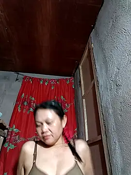 Snapshot of Everleigh_mom chatting on 10.21.25 Everleigh mom online show from 10.21.25