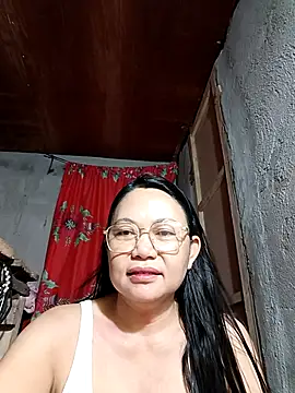 Snapshot of Everleigh_mom chatting on 10.21.25 Everleigh mom online show from 10.21.25