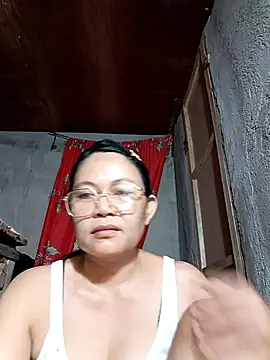 Snapshot of Everleigh_mom chatting on 10.22.25 Everleigh mom online show from 10.22.25