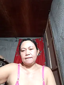 Snapshot of Everleigh_mom chatting on 10.24.25 Everleigh mom online show from 10.24.25