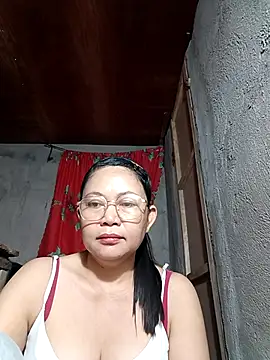 Snapshot of Everleigh_mom chatting on 10.28.25 Everleigh mom online show from 10.28.25