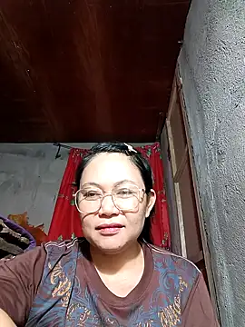 Snapshot of Everleigh_mom chatting on 10.29.25 Everleigh mom online show from 10.29.25