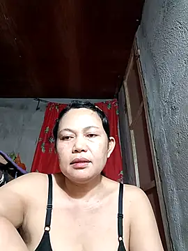 Snapshot of Everleigh_mom chatting on 10.31.25 Everleigh mom online show from 10.31.25