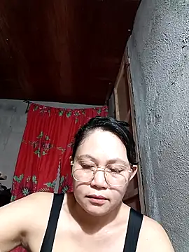 Snapshot of Everleigh_mom chatting on 11.17.25 Everleigh mom online show from 11.17.25