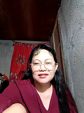 Snapshot of Everleigh_mom chatting on 11.17.25 Everleigh mom online show from 11.17.25