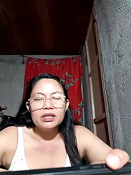 Snapshot of Everleigh_mom chatting on 11.18.25 Everleigh mom online show from 11.18.25