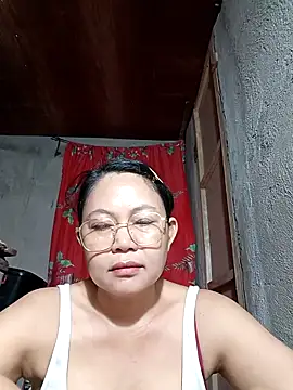 Snapshot of Everleigh_mom chatting on 11.18.25 Everleigh mom online show from 11.18.25