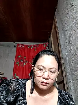 Snapshot of Everleigh_mom chatting on 11.19.25 Everleigh mom online show from 11.19.25