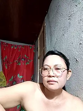 Snapshot of Everleigh_mom chatting on 11.21.25 Everleigh mom online show from 11.21.25