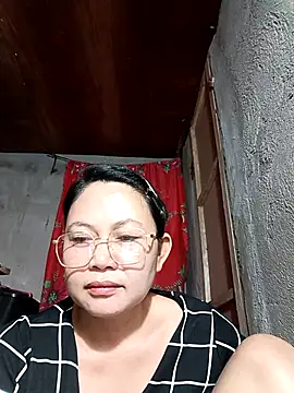 Snapshot of Everleigh_mom chatting on 11.22.25 Everleigh mom online show from 11.22.25