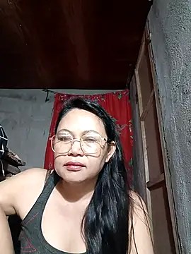 Snapshot of Everleigh_mom chatting on 11.22.25 Everleigh mom online show from 11.22.25