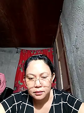 Snapshot of Everleigh_mom chatting on 11.24.25 Everleigh mom online show from 11.24.25