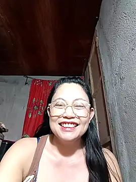 Snapshot of Everleigh_mom chatting on 11.30.25 Everleigh mom online show from 11.30.25