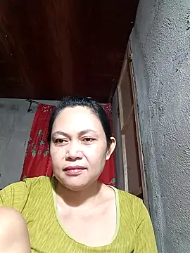 Snapshot of Everleigh_mom chatting on 12.03.25 Everleigh mom online show from 12.03.25