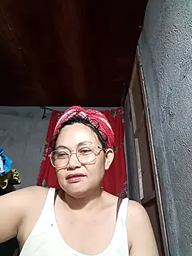 Snapshot of Everleigh_mom chatting on 12.04.25 Everleigh mom online show from 12.04.25