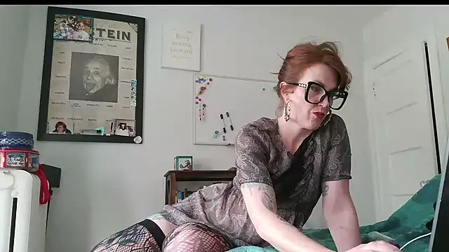 Snapshot of MamaFoxxx911 chatting on 11.21.25 MamaFoxxx911 online show from 11.21.25