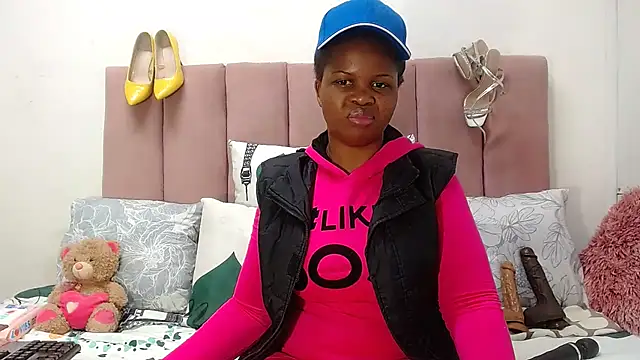 RoundaAssx22 online show from 11.04.25