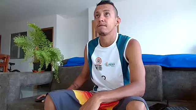 Snapshot of skinny23cm chatting on 01.12.25 skinny23cm online show from 01.12.25