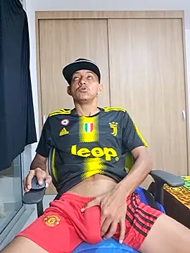 Snapshot of skinny23cm chatting on 03.11.25 skinny23cm online show from 03.11.25