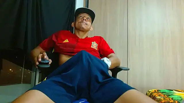 Snapshot of skinny23cm chatting on 03.18.25 skinny23cm online show from 03.18.25