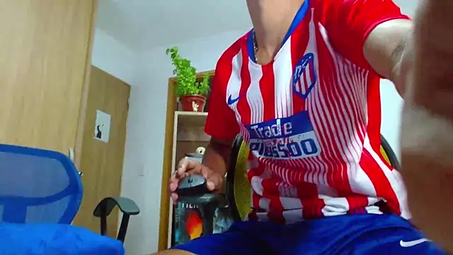 Snapshot of skinny23cm chatting on 10.28.25 skinny23cm online show from 10.28.25