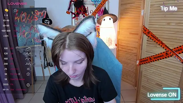 Snapshot of Madelaineses chatting on 10.31.25 Madelaineses online show from 10.31.25