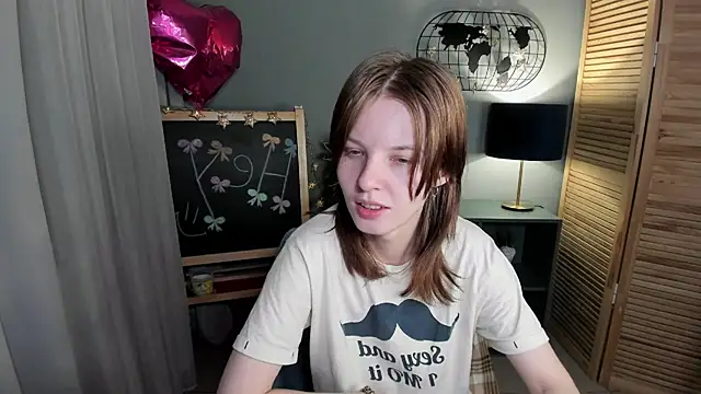 Snapshot of Madelaineses chatting on 11.09.25 Madelaineses online show from 11.09.25